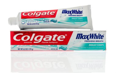 Winneconne, Wi - 9 Ekim 2018: bir paket Colgate Max beyaz diş macunu izole bir arka plan üzerinde.