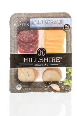 Winneconne, Wi - 9 Ekim 2018: Hillshire atıştırma İtalyan bir paket kuru salame izole bir arka plan üzerinde doğal gouda peyniri ile.