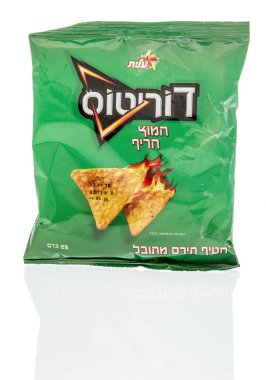 Winneconne, Wi - 14 Ekim 2018: bir paket Doritos ekşi ve spicey lezzet İsrail'den izole bir arka plan üzerinde