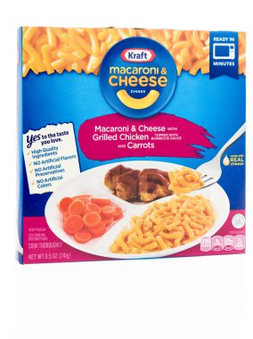 Winneconne, Wi - 17 Ekim 2018: Kraft peynirli makarna yemek ızgara tavuk ve izole bir arka plan üzerinde havuç ile bir paket.