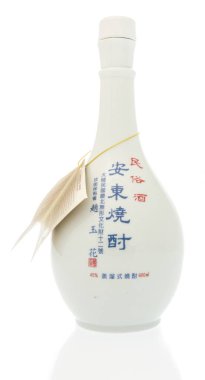 Winneconne, Wi - 25 Ekim 2018: izole bir arka plan üzerinde Güney Kore'den Andong soju şişe.