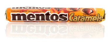 Winneconne, Wi - 25 Ekim 2018: Mentos karamel bir paket çikolata Rusya'dan izole bir arka plan ile dolu.