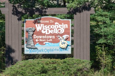 Wisconsin Dells, Wi - 4 October 2018 - A sign stating Welcome to Wisconsin Dells, The Waterpark Capital of the World. clipart