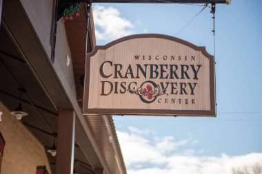 Warrens, Wi - 4 Ekim 2018: Wisconsin kızılcık Discovery bir işareti olan kızılcık hasat geçmiş olarak merkezi