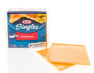 Winneconne, Wi - 4 Kasım 2018: Kraft bir paket izole bir arka plan üzerinde görüntülenen peynir dilimleri ile Amerikan peyniri singles.
