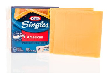 Winneconne, Wi - 4 Kasım 2018: Kraft bir paket izole bir arka plan üzerinde görüntülenen peynir dilimleri ile Amerikan peyniri singles.