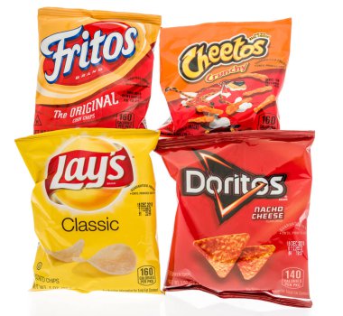 Winneconne, Wi - 4 Kasım 2018: Frito Lay fiş klasik patates, Doritos nacho peyniri, cheetos gevrek ve Fritos orijinal mısır cipsi izole bir arka plan üzerinde de dahil olmak üzere dört çanta.