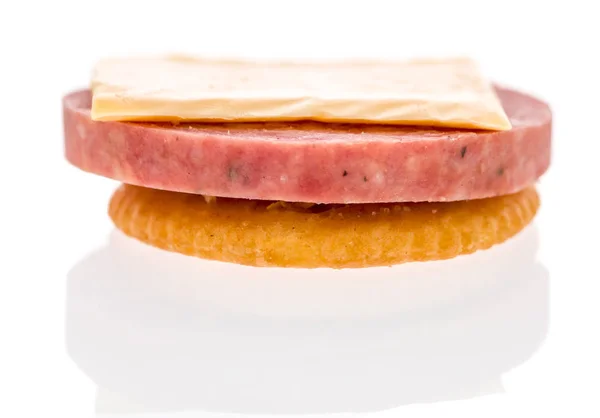 Ein Cracker Mit Sommerwurst Und Käse Fingerfood Vorspeise Oder Vorspeise — Stockfoto