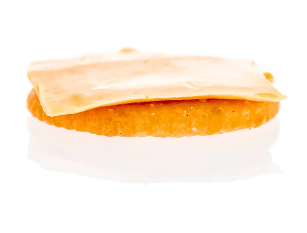 Ein Cracker Mit Einem Stück Scheibenkäse Auf Einem Isolierten Hintergrund — Stockfoto