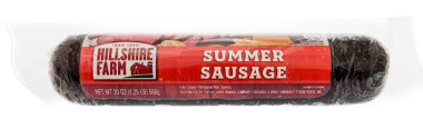 Winneconne, Wi - 8 Kasım 2018: Hillshire çiftlik yaz sosisi izole bir arka plan üzerinde bir paket.