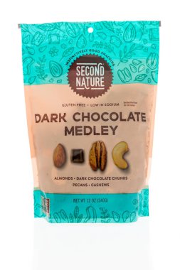 Winneconne, Wi - 8 Kasım 2018: bir paket ikinci doğa karanlık chcolate karışık iz Mix izole bir arka plan üzerinde.