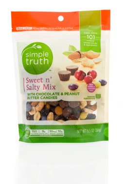 Winneconne, Wi - 8 Kasım 2018: basit gerçeği tatlı tuzlu iz mix izole bir arka plan üzerinde bir paket.