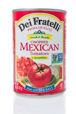 Winneconne, Wi - 11 Kasım 2018: Dei Fratelli konservesi ile jalapenos Meksika domates izole bir arka plan üzerine doğranmış..