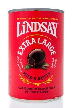 Winneconne, Wi - 11 Kasım 2018: Lindsay ekstra büyük hafif ve ceviz gibi siyah California olgun konservesi çekirdeksiz zeytin izole bir arka plan üzerinde.