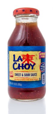 Winneconne, Wi - 11 Kasım 2018: La Choy bir şişe tatlı ve ekşi sos izole bir arka plan üzerinde.
