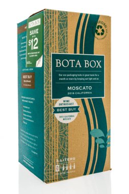 Winneconne, Wi - 30 Ekim 2018: A BOTAŞ Moscato kutusu şarap izole bir arka plan üzerinde.