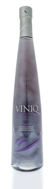 Winneconne, Wi - 11 Kasım 2018: Viniq ışıltılı likör izole bir arka plan üzerine bir şişe.
