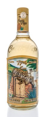 Winneconne, Wi - 11 Kasım 2018: kasko Viejo altın tekila izole bir arka plan üzerine bir şişe.