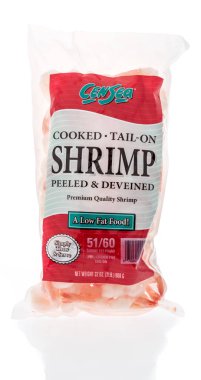 Winneconne, Wi - 19 Kasım 2018: Censea bir torba soyulmuş ve izole bir arka plan üzerinde deveined karides pişmiş.