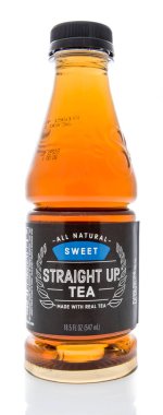 Winneconne, Wi - 20 Kasım 2018: düz kadar çay izole bir arka plan üzerine bir şişe.