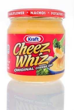 Winneconne, Wi - 19 Kasım 2018: Kraft Cheez Whiz orijinal peynir dip izole bir arka plan üzerinde bir kavanoz.