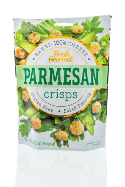 Winneconne, Wi - 20 Kasım 2018: taze gurme parmesan bir paket cips salata Tepesi izole bir arka plan üzerinde.