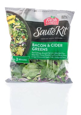 Winneconne, Wi - 21 Kasım 2018: taze hızlı sote Kit pastırma ve elma şarabı yeşillik izole bir arka plan üzerinde bir paket.