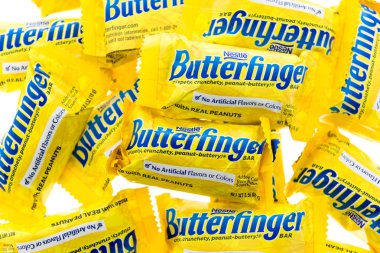 Winneconne, Wi - 11 Kasım 2018: Butterfinger Nestle gofret izole bir arka plan üzerinde bir yığın.