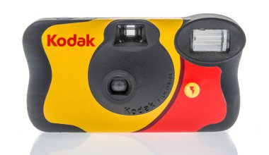 Winneconne, Wi - 11 Kasım 2018: A Kodak tek kullanımlık fotoğraf makinesi ile Kodak 35mm ince tabaka içinde izole bir arka plan üzerinde.