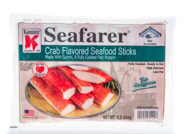 Winneconne, Wi - 11 Kasım 2018: bir paket Kanimi gemici yengeç aromalı deniz ürünleri sopa izole bir arka plan üzerinde.