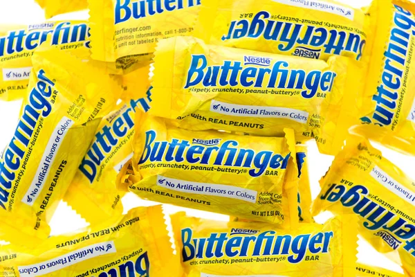 Winneconne, Wi - 11 Kasım 2018: Butterfinger Nestle gofret izole bir arka plan üzerinde bir yığın.