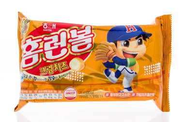 Winneconne, Wi - 25 Kasım 2018: bir paket Haitai'yi tam sayı top bisküvi krem peynir lezzet Güney Kore'den izole bir arka plan üzerinde.