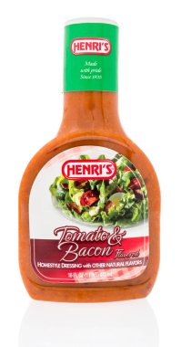 Winneconne, Wi - 256november 2018: Henri'nin domates ve pastırma salata sosu izole bir arka plan üzerine bir şişe.