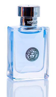 Winneconne, Wi - 1 Aralık 2018: Versace Pour Homme Köln izole bir arka plan üzerinde erkekler için bir şişe.