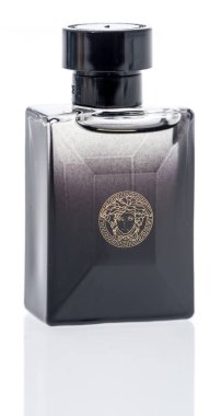 Winneconne, Wi - 1 Aralık 2018: Versace ud noir Köln izole bir arka plan üzerinde erkekler için bir şişe.