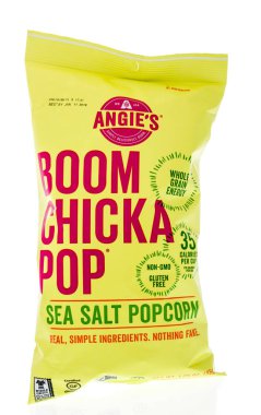 Winneconne, Wi - 1 Aralık 2018: deniz tuzlu popcorn Angies bom Chicka Pop izole bir arka plan üzerine bir torba.