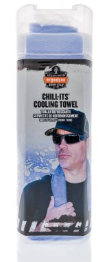 Winneconne, Wi - 11 Aralık 2018: Ergodyne chull-Its soğutma havlu izole bir arka plan üzerinde bir paket.