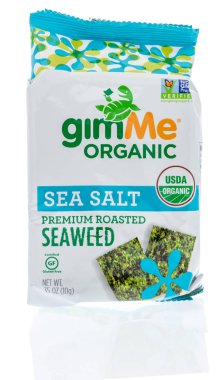 Winneconne, Wi - 8 Aralık 2018: bir paket ver organik deniz tuz yosun izole bir arka plan üzerinde.