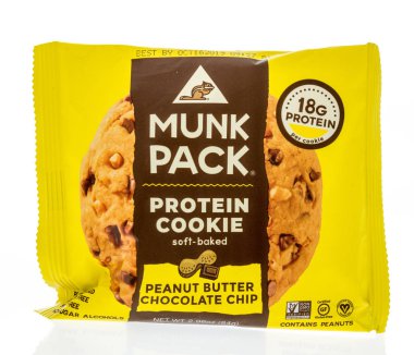 Winneconne, Wi - 8 Aralık 2018: bir paket Munk Pack protein çerezinin fıstık ezmesi çikolatalı lezzet izole bir arka plan üzerinde.