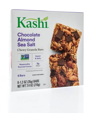 Winneconne, Wi - 10 Aralık 2018: Kashi çikolatalı badem deniz tuz chewy granola bar izole bir arka plan üzerinde bir paket.