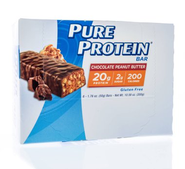 Winneconne, Wi - 10 Aralık 2018: Saf protein bar izole bir arka plan üzerinde bir paket.