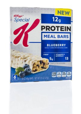 Winneconne, Wi - 10 Aralık 2018: Kellogg's özel K protein yemek çubuğu izole bir arka plan üzerinde bir paket.