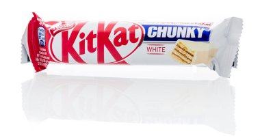 Winneconne, Wi - 10 Aralık 2018: Nestle Kitkat beyaz çikolata tıknaz şeker çubuğu izole bir arka plan üzerinde bir paket.