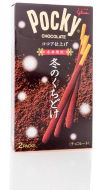 Winneconne, Wi - 10 Aralık 2018: Glico bir paket kış izole bir arka plan üzerinde erimiş pocky çikolata şeker.