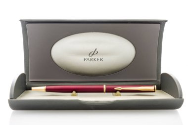 Winneconne, Wi - 10 Aralık 2018: Parker kalem davasında izole bir arka plan ile bir paket.