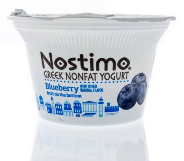 Winneconne, Wi - 11 Aralık 2018: Nostimo Yunan yağsız yoğurt izole bir arka plan üzerinde bir paket.