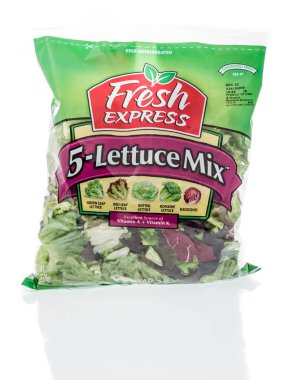 Winneconne, Wi - 11 Aralık 2018: bir paket içeren, greeen yaprak marul, kırmızı yaprak marul, tereyağı marul, marul ve turpla izole bir arka plan üzerinde taze hızlı 5-marul Mix.