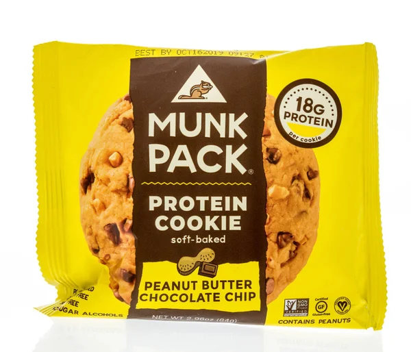 Winneconne 2018 分離の背景にピーナッツ バター チョコチップ味のムンク パック タンパク質クッキーのパッケージ — ストック写真