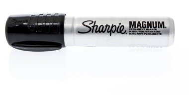 Winneconne, Wi - 13 Aralık 2018: Magnum boyutu izole bir arka plan üzerinde bulunan bir Sharpie işareti.