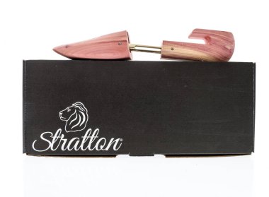 Winneconne, Wi - 13 Aralık 2018: A Ayakkabı ağaç izole bir arka plan üzerinde kutusuyla Stratton şirketten sedir yapılmış.